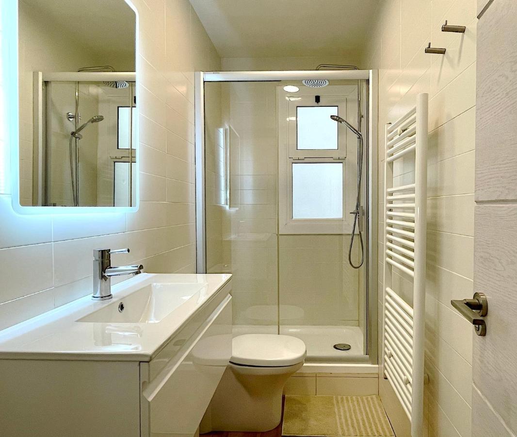 Abbott Apartment - 1 Min From The Beach - 100M2 - Sleeps 8 Sitges Bagian luar foto